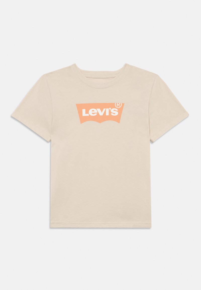 Μπεζ βαμβακερή μπλουζάκι με χαρακτηριστικό πορτοκαλί λογότυπο Levi's σε καμπυλωτό σχέδιο μπροστά. Κλασική στρογγυλή λαιμόκοψη και κοντά μανίκια.