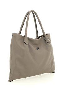 Grande borsa tote in pelle testurizzata color taupe con manici doppi e piccolo logo nero sul davanti, mostrata in posizione eretta su sfondo bianco.