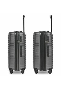 Hartschalenkoffer in mattem Dunkelgrau, mit gerilltem Design, doppelten Reißverschlüssen, seitlichem Griff und vier Rädern für Mobilität.