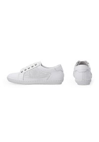 Białe sneakersy z gładkiej skóry z perforowanym panelem bocznym, okrągłym noskiem i sznurowanym zapięciem; teksturowana gumowa podeszwa i niski profil.