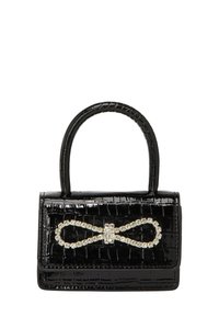 Käsilaukku, joka on valmistettu kiiltävästä krokotiili-epoksimateriaalista, ja siinä on kaareva kahva sekä edessä olevan äärettömyyssolmun yksityiskohtana kimaltelevia kivisomisteita.