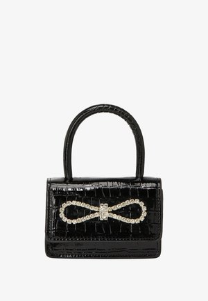 Sort håndtaske lavet af glansfuldt krokodillepræget materiale, med et buet håndtag og et uendelighedsbånd detaljeret med rhinsten på forsiden.