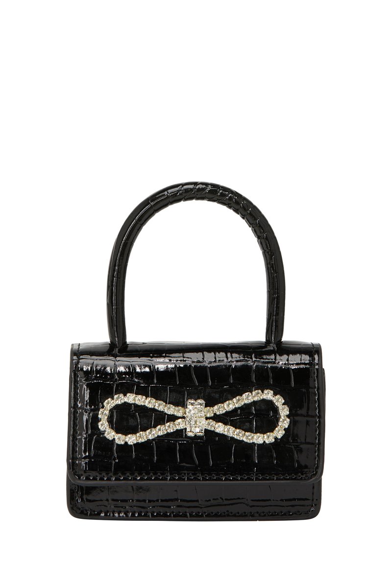 Käsilaukku, joka on valmistettu kiiltävästä krokotiili-epoksimateriaalista, ja siinä on kaareva kahva sekä edessä olevan äärettömyyssolmun yksityiskohtana kimaltelevia kivisomisteita.