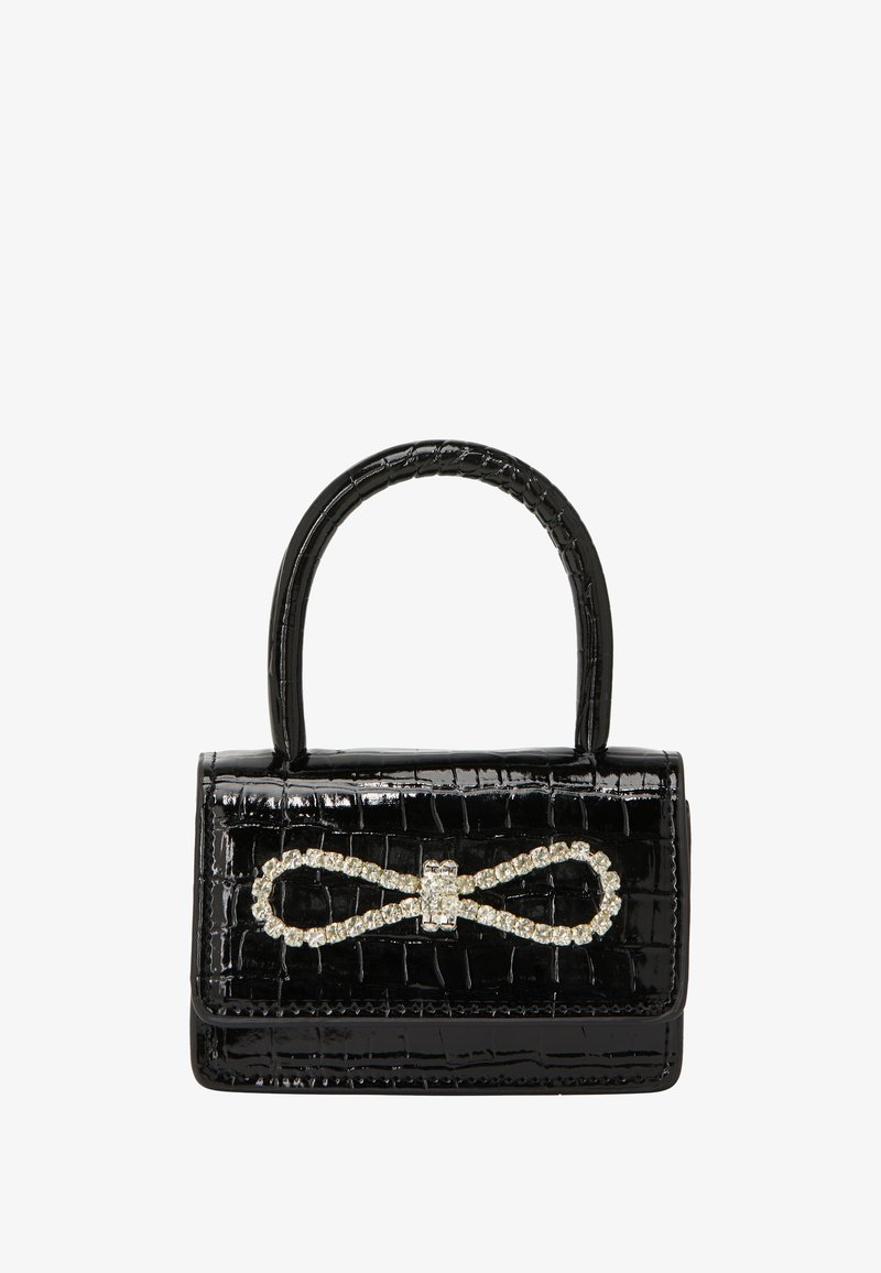 Käsilaukku, joka on valmistettu kiiltävästä krokotiili-epoksimateriaalista, ja siinä on kaareva kahva sekä edessä olevan äärettömyyssolmun yksityiskohtana kimaltelevia kivisomisteita.