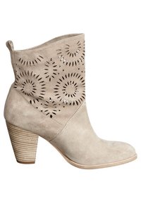 Beżowe zamszowe botki za kostkę z wyciętymi kwiatowymi wzorami. Posiadają piętę na słupku i gładki, zaokrąglony nosek. Lekka konstrukcja i fakturowane wykończenie.