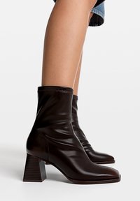 Stradivarius HEEL WITH STRETCH LEGS - Stivaletti - brown