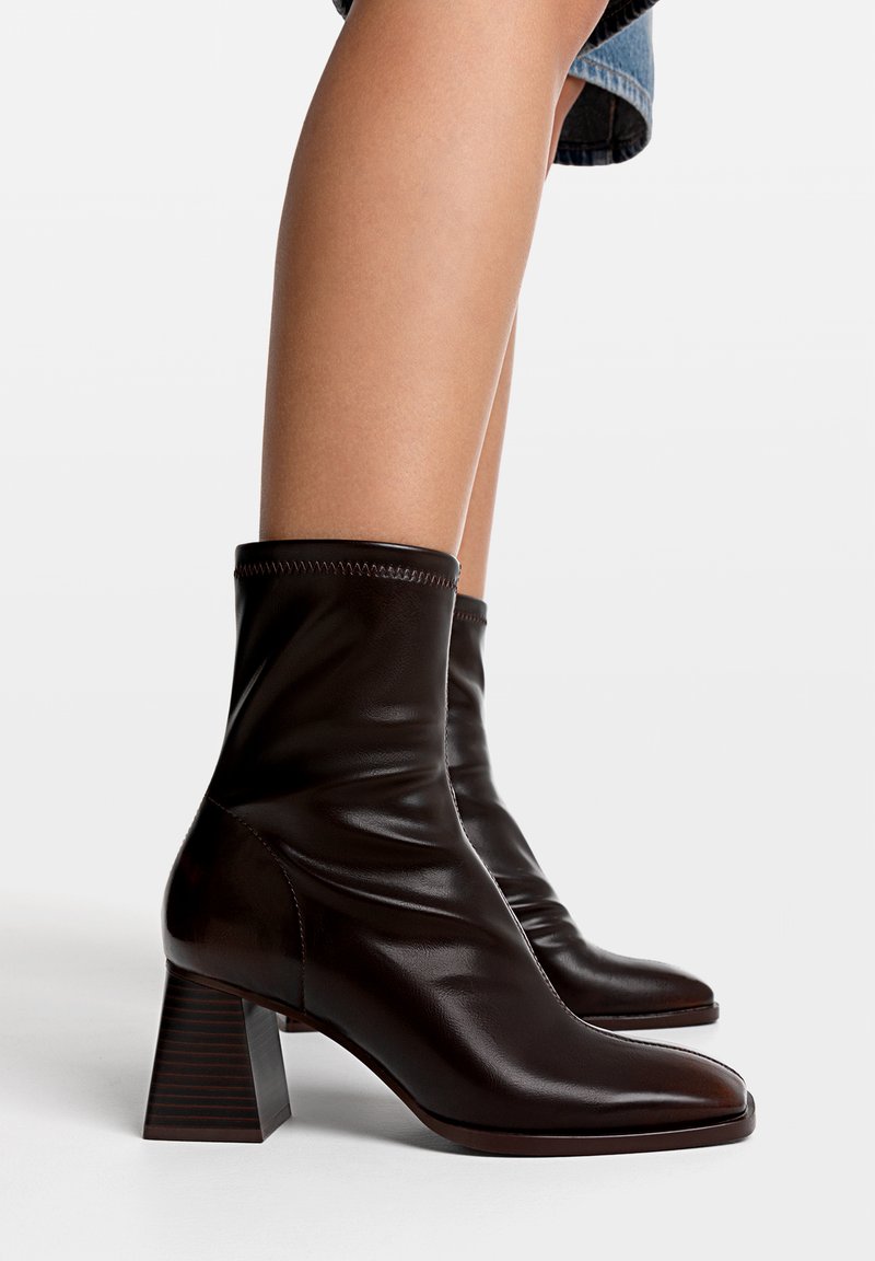 Stradivarius HEEL WITH STRETCH LEGS - Stivaletti - brown