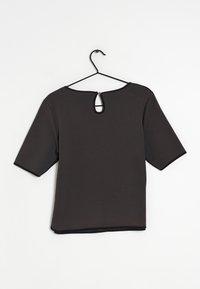 Tmavě šedý top vyrobený z texturované látky, s kulatým výstřihem a designem klíčové dírky na zádech, s krátkými rukávy, visící na černém ramínku.