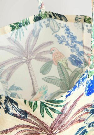 Znovu použitelné taška vyrobená z látky s tropickým květinovým a ptákem potiskem v živých barvách. Interiér má světle pozadí.