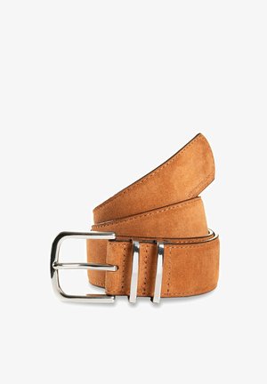 Bruine suède riem met een soepele textuur, zilveren metalen gesp en een ontwerp met twee tanden. Heeft een schone rand en geen zichtbare patronen.