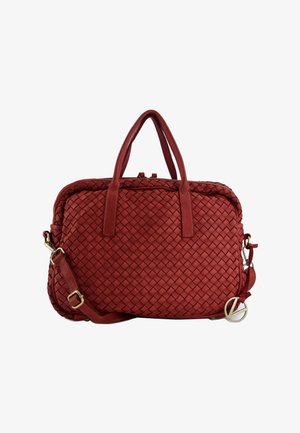 Rode geweven leren aktetas met dubbele handvatten, verstelbare schouderriem en ronde metalen bedel aan de sluiting van de riem.