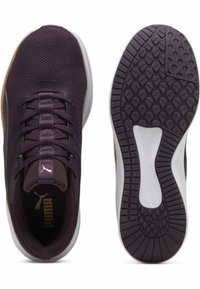 Zapatillas deportivas moradas con parte superior de malla, cierre de cordones y suela de goma que presenta un patrón texturizado y un acento de logo dorado.