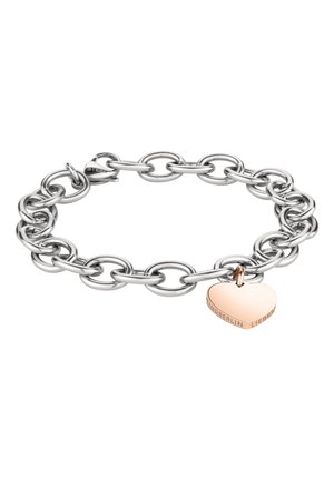 Silberfarbene Metallkette in Form eines Armbands mit großen ovalen Gliedern, versehen mit einem roségoldenen Herzanhänger, auf dem "LIEBESBERLIN" eingraviert ist.