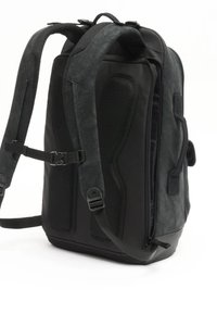 Zaino nero con accenti in rete e spallacci imbottiti e regolabili. Presenta un design elegante e strutturato, realizzato in tessuto resistente. Comparti con zip per la conservazione.