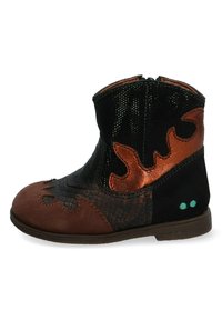 Bota de tobillo para niño con parte superior negra, diseño de llamas en bronce, acentos con textura de serpiente, puntera marrón y detalles en verde en el talón.