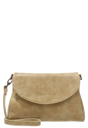 Pochette bracelet en cuir marron clair avec fermeture à rabat et bandoulière amovible, embossée du logo "Fritzi aus Preußen".