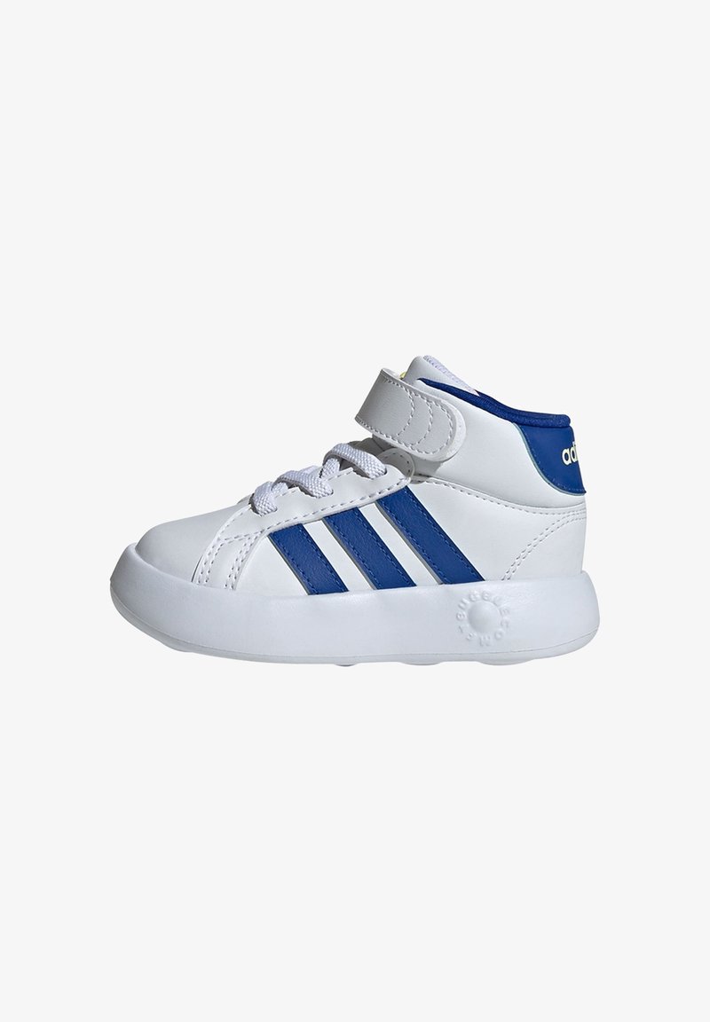 Sneaker bianca per bambini con accenti blu, caratterizzata da tre strisce blu, cinturino in velcro e suola in gomma testurizzata. Realizzata in materiali sintetici.