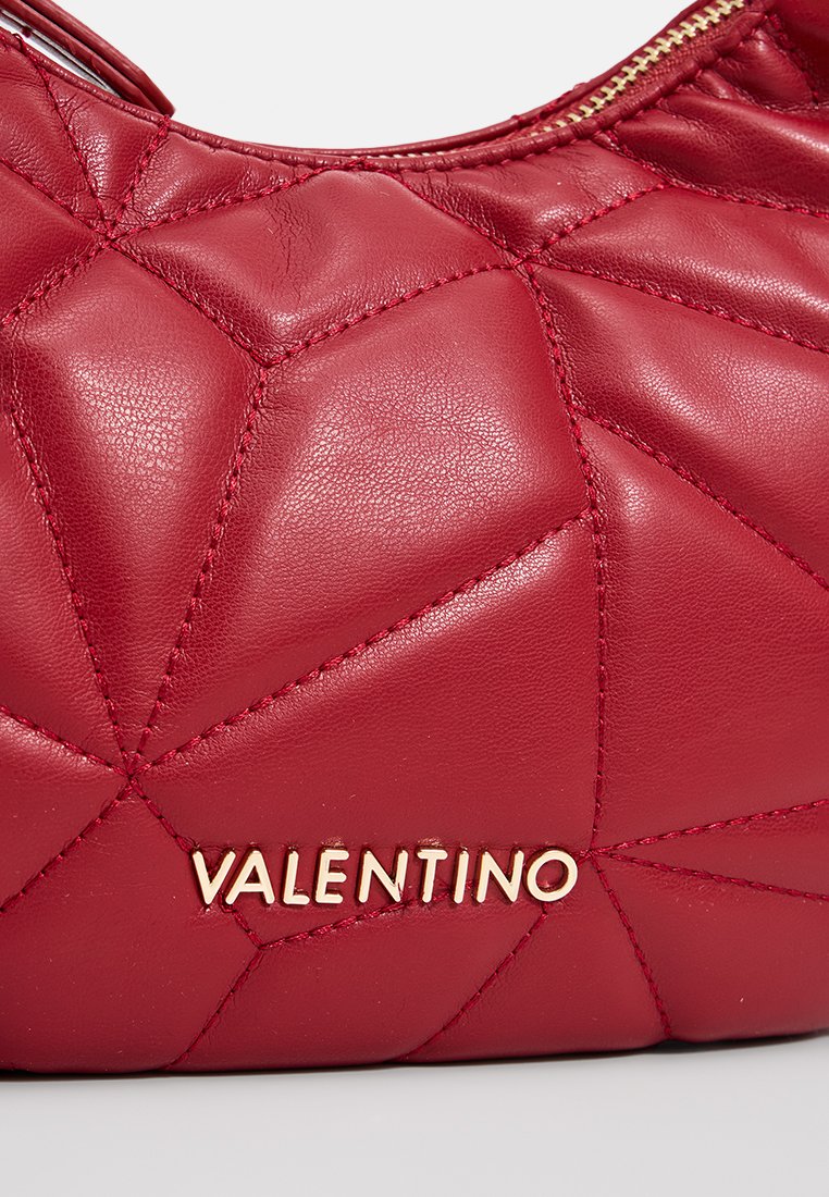 Rote Lederhandtasche mit einer gesteppten Optik, ausgestattet mit einem goldfarbenen Logo "VALENTINO" und einem Reißverschluss entlang der oberen Kante.