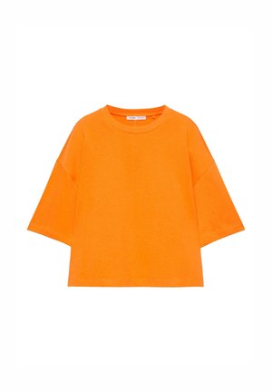 Fel oranje oversized T-shirt met korte mouwen, een ronde hals en verzakte schoudernaden, weergegeven op een witte achtergrond.