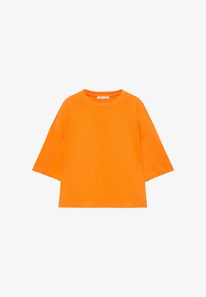 Fel oranje oversized T-shirt met korte mouwen, een ronde hals en verzakte schoudernaden, weergegeven op een witte achtergrond.