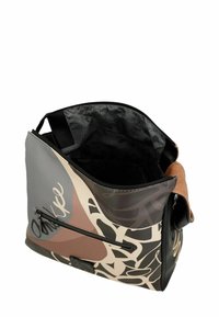 Kolorowa torba na ramię z abstrakcyjnymi wzorami w odcieniach szarości, różu i brązu; wyposażona w kieszeń na zamek oraz miękki brązowy klapkę jako akcent.