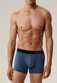 Niebieskie bokserki z mikrofibry z czarnym elastycznym pasem, z napisem "LIFE IS ATLANTIC", dopasowany krój, gładka faktura.