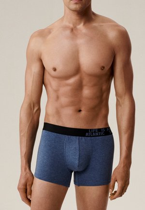 Niebieskie bokserki z mikrofibry z czarnym elastycznym pasem, z napisem "LIFE IS ATLANTIC", dopasowany krój, gładka faktura.