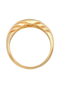 Guld ring med en slät band och en vriden design samt subtil textur, vilket skapar ett lager på ytan.