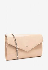 Lichtroze gepatineerde leren clutch met een zilveren kettingband, in een envelopvorm en met een subtiel reliëflogo aan de voorkant.