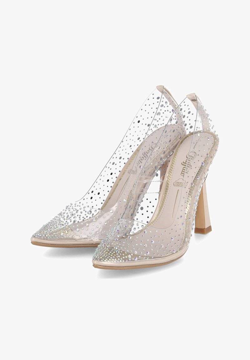 Heldere plastic hoge hakken met een spitse neus, versierd met zilveren studs en een gestructureerde strook, met een naakte inlegzool en een chunky hak.