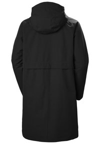 Czarny wodoodporny płaszcz z kapturem, o luźnym kroju i yoke na plecach dla wentylacji. Gładka, matowa tekstura bez widocznych elementów metalowych.