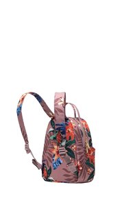 Różowy plecak w kształcie zaokrąglonym, zdobiony tropikalnymi wzorami liści, z regulowanymi szelkami i główną komorą zapinaną na zamek.