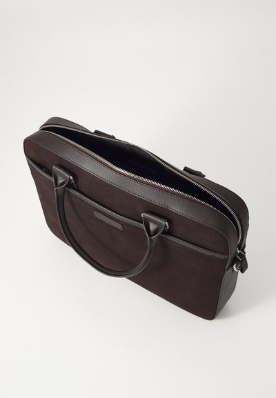 Mørkebrunt læder- og ruskinds laptop taske med lynlåslukning, to håndtag og en yderlomme. Glatte og strukturerede overflader.