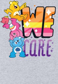 Osos de dibujos animados coloridos apilados unos sobre otros, con el texto "NOS IMPORTA" en negrita. Presenta colores vibrantes, patrones distintos y expresiones juguetonas.