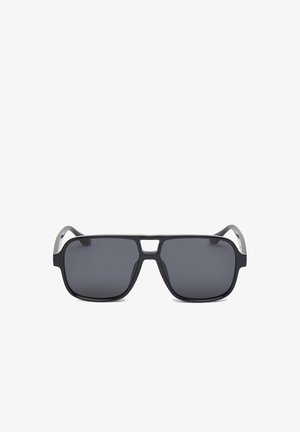 Schwarze rechteckige Sonnenbrille mit dicken Rahmen und dunklen Gläsern, mit einer kleinen Lücke oben in der Mitte des Stegs.