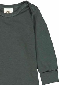 Dunkelgrünes Langarmshirt aus weichem Stoff. Mit einem runden Ausschnitt und kleineren Bündchen an den Handgelenken. Enthält sichtbare gestapelte Akzente.