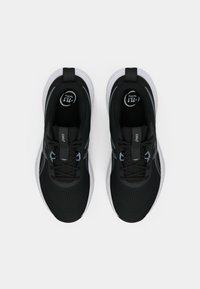 Čierne športové topánky s sieťovinovým zvrškom, kontrastnými svetlomodrými šnúrkami a bielymi podrážkami. Majú polstrovaný golier a jemné švové detaily.