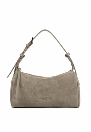 Petit sac à épaule en daim taupe avec bandoulière ajustable et tirette de fermeture éclair, marqué du logo "Lancaster Paris" à l’avant.