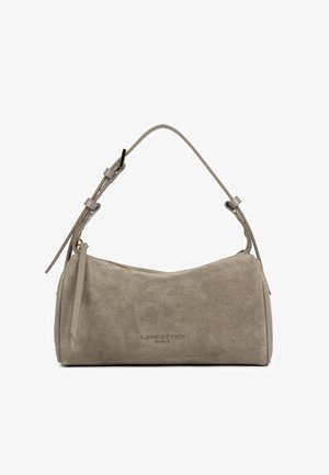 Petit sac à épaule en daim taupe avec bandoulière ajustable et tirette de fermeture éclair, marqué du logo "Lancaster Paris" à l’avant.