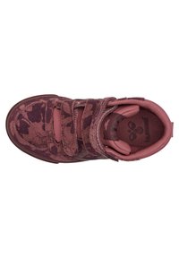 Roze en bordeaux sneaker met een floral patroon, klittenbandsluitingen en een gevoerde kraag. Textuurstof en rubberen zooldetails zijn zichtbaar.