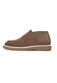 Chaussure en daim marron à enfiler avec semelle beige texturée et couture simple, montrée de profil sur fond blanc.