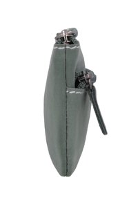 Štíhlá zelená kožená peněženka viděná ze strany s viditelnými kovovými jezdcem zipu a bílým prošitím podél okrajů.