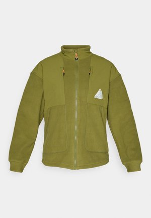Olivengrüner Fleecejacke mit durchgehendem Reißverschluss und hohem Kragen, zwei Reißverschluss-Brusttaschen mit orangefarbenen Zippern und dreieckigem Logo-Patch auf der linken Brust.