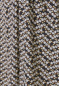 Textilie s květinovým vzorem na námornickém pozadí. Obsahuje malé bílé květiny se žlutými a oranžovými akcenty, což vytváří živý design.