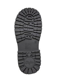 Semelle de chaussure en caoutchouc noir avec des motifs profonds pour une meilleure adhérence, arborant un logo circulaire et une indication de taille. Surface plate et texturée pour une durabilité accrue.