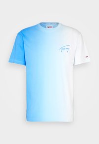 T-košile se světle modrým do bílého gradientem, krátké rukávy, klasický výstřih, s modře vyšitým logem na hrudi a malým logem na rukávu.