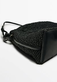 Borsa a tracolla nera intrecciata con un corpo testurizzato e dettagli in pelle liscia, dotata di una tracolla e una base strutturata.