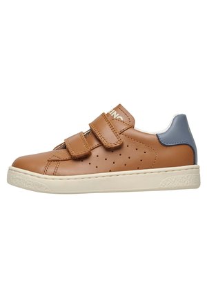 Sneaker in pelle marrone con due cinturini in Velcro, dettagli perforati sui lati, suola in gomma color crema e accento sul tallone blu chiaro.