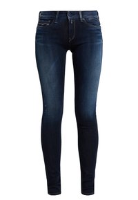 Vaqueros ajustados de color azul oscuro con una textura suave, material de denim, diseño de cinco bolsillos, costuras visibles y un cierre de botón seguro en la cintura.