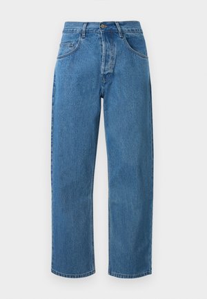 Μπλε τζιν παντελόνι με ίσιο μήκος, ψηλή μέση, μπροστινό κουμπί, κλείσιμο με φερμουάρ και σχεδιασμό με πέντε τσέπες σε λευκό φόντο.